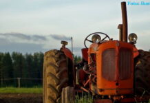 U PADU S TRAKTORA JEDNO LICE SMRTNO STRADALO