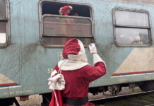 DJEDA MRAZ PODIJELIO PAKETIĆE DJECI ŽELJEZNIČARA U VOZU