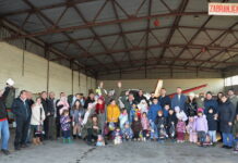 VETERANI AEROKLUBA „PRIJEDOR“ OBRADOVALI NAJMLAĐE NOVOGODIŠNJIM PAKETIĆIMA