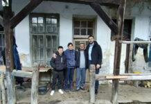 GRAD PRIJEDOR ĆE POMOĆI PORODICI VUKOJEVIĆ IZ LJUBIJE DA DOBIJE NOVI KROV NAD GLAVOM