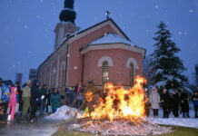 OSVEŠTAN I NALOŽEN CENTRALNI BADNJAK