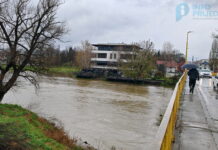 VODOSTAJI OPADAJU, DIO PUTEVA I DALJE ZATVOREN