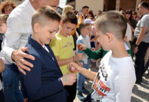 VASKRŠNJA TUCIJADA U PRIJEDORU OKUPLJA DJECU, PORODICE I ČUVA DUH TRADICIJE (FOTO)