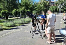 PRIJEDORČANI ISPRED GRADSKE UPRAVE ZAVIRILI U TAJNE SVEMIRA