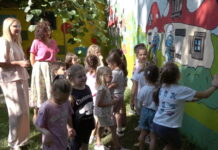 NOVI MURAL SA ŠTRUMFOVIMA ULJEPŠAO DVORIŠTE DJEČIJEG VRTIĆA “RADOST”
