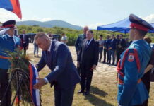Položeni vijenci i cvijeće kod spomenika u Spomen-parku u Garavicama