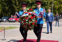 PREMIJER MINIĆ STIGAO U RADNU POSJETU PRIJEDORU: OD SJEĆANJA NA PROŠLOST DO ULAGANJA U BUDUĆNOST